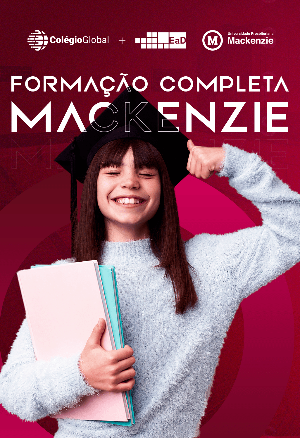 Uma jovem sorridente usando um capelo de formatura e segurando um diploma e cadernos. Ao fundo, um design gráfico em tons de vermelho com os logos Colégio Global e Universidade Presbiteriana Mackenzie, e as palavras FORMAÇÃO COMPLETA MACKENZIE em destaque.